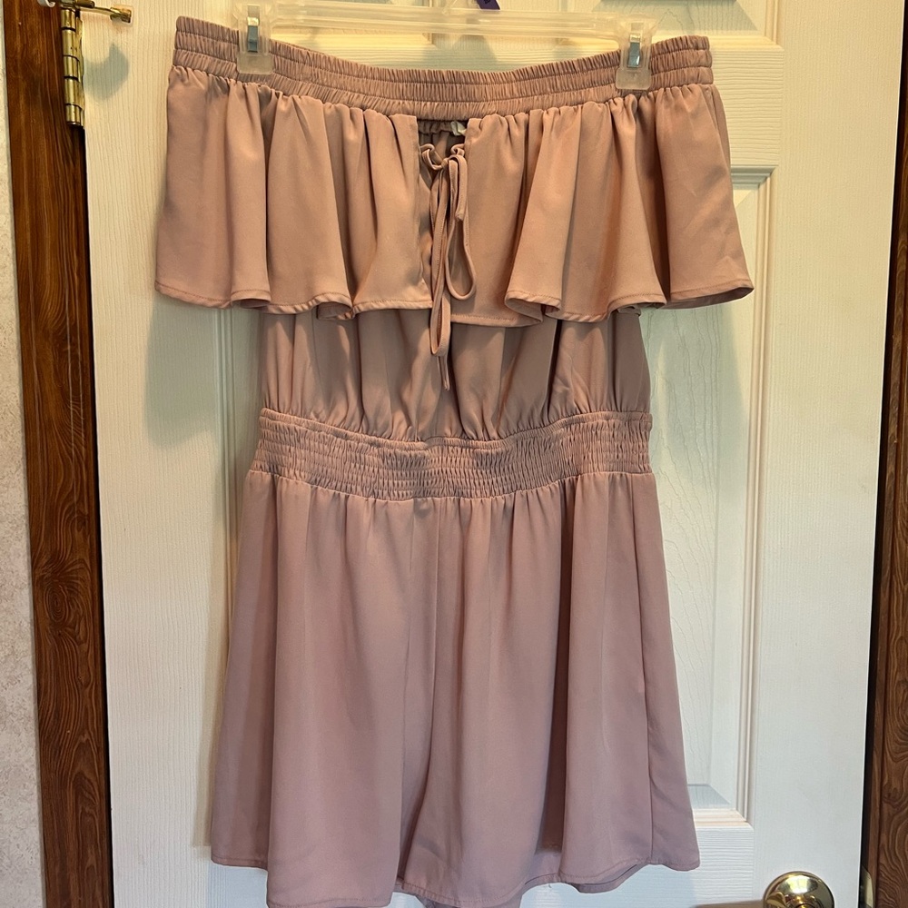 Elegant Off-Shoulder Pink Romper 👛